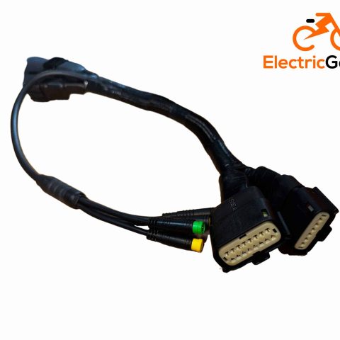 Juodas akumuliatoriaus įkroviklis su geltona įspėjamąja etikete, europiniu kištuku ir laidais.